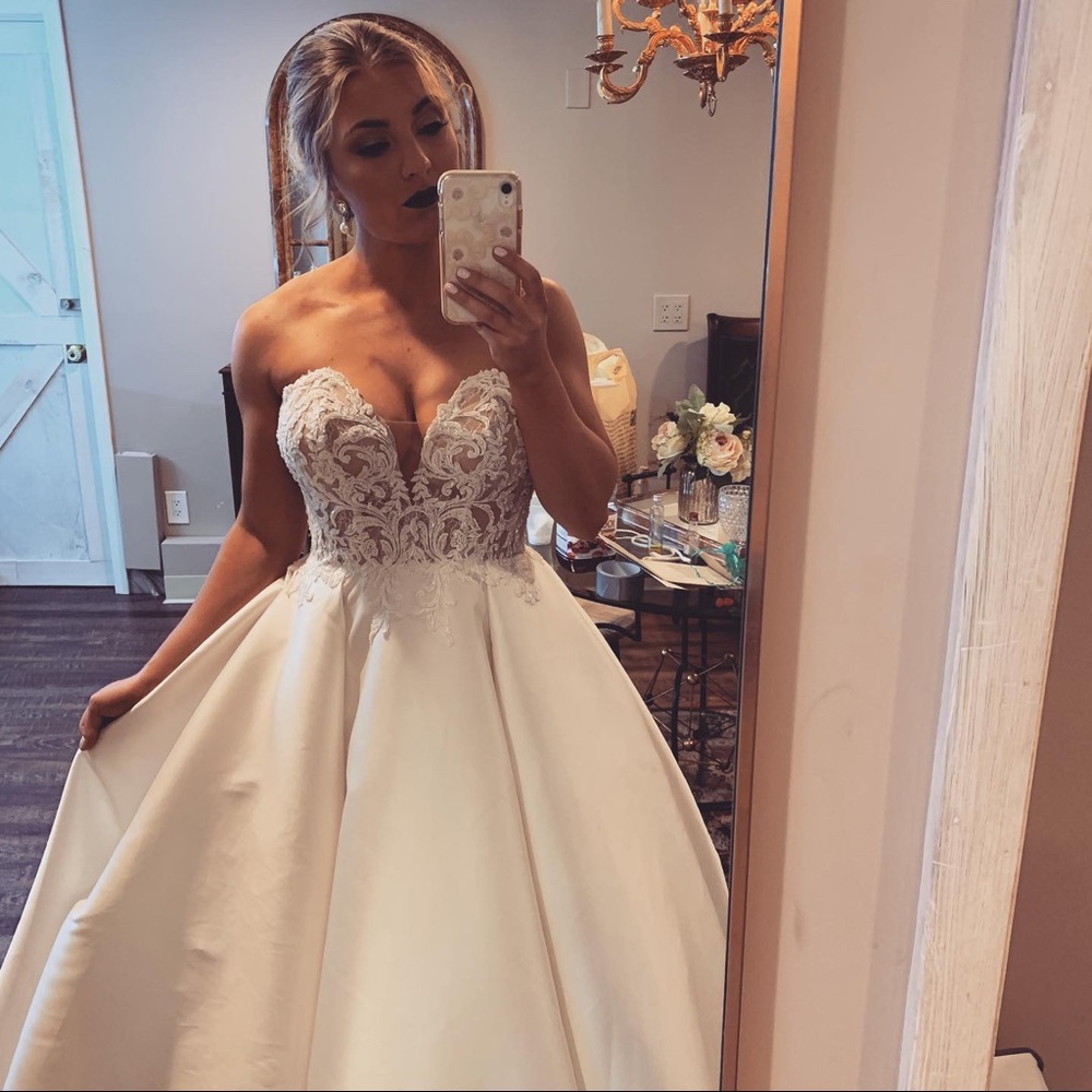 Essense of Australia Wedding Gown size 10